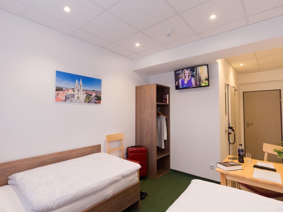 Winbudget "Bed&Breakfast" วีเนอร์นอยชตัดท์ ภายนอก รูปภาพ