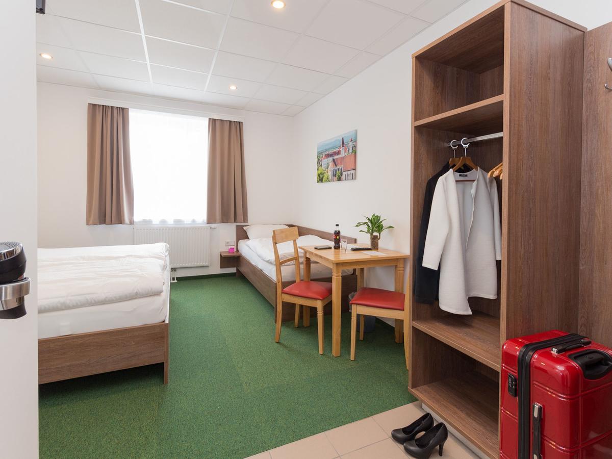 Winbudget "Bed&Breakfast" วีเนอร์นอยชตัดท์ ภายนอก รูปภาพ