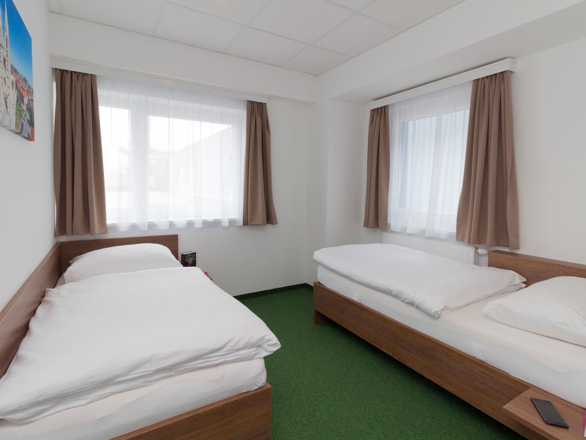 Winbudget "Bed&Breakfast" วีเนอร์นอยชตัดท์ ภายนอก รูปภาพ