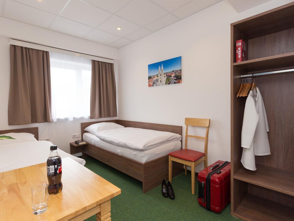 Winbudget "Bed&Breakfast" วีเนอร์นอยชตัดท์ ภายนอก รูปภาพ
