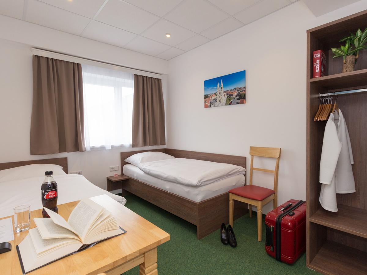 Winbudget "Bed&Breakfast" วีเนอร์นอยชตัดท์ ภายนอก รูปภาพ