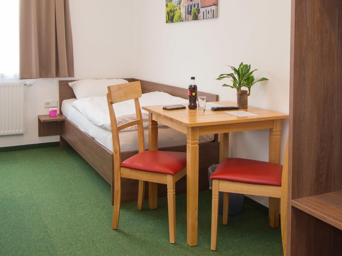 Winbudget "Bed&Breakfast" วีเนอร์นอยชตัดท์ ภายนอก รูปภาพ